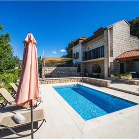 Spacious 5 bedroom villa with Pool in Gruz-Lapad, Sleeps 9